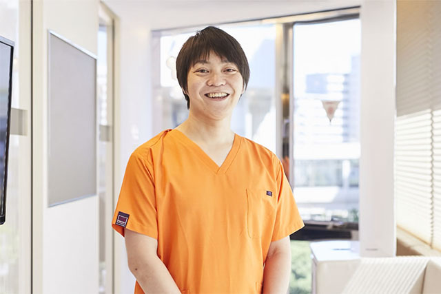 治療の説明をする小澤院長
